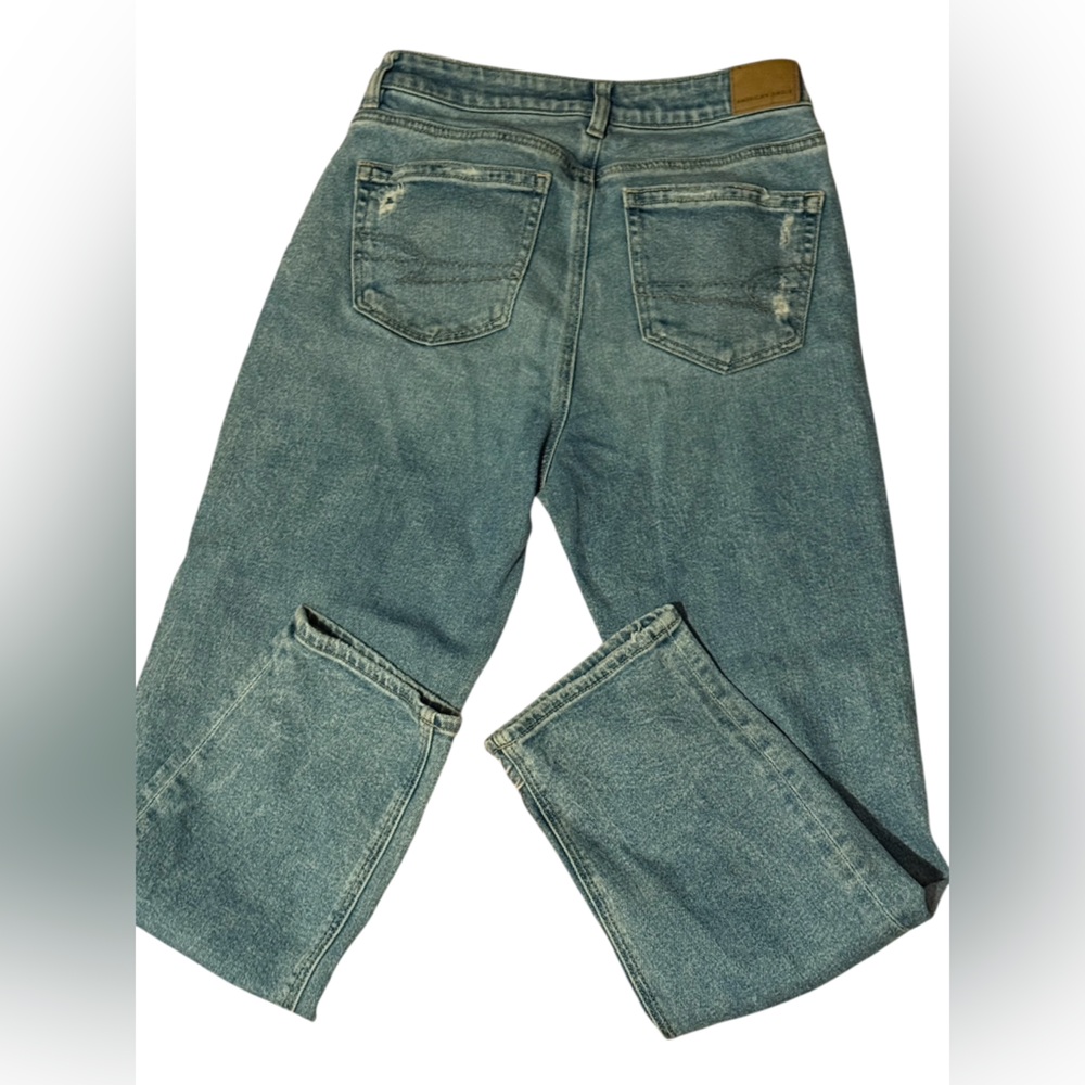 American Eagle High Rise Mom Straight Jeans in a light wash distressed size 4 - Picture 3 of 5
